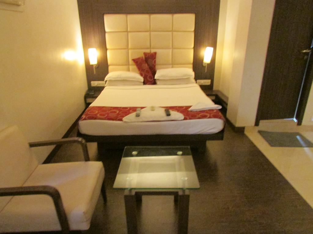 Hotel Mourya Residency Thane Eksteriør billede