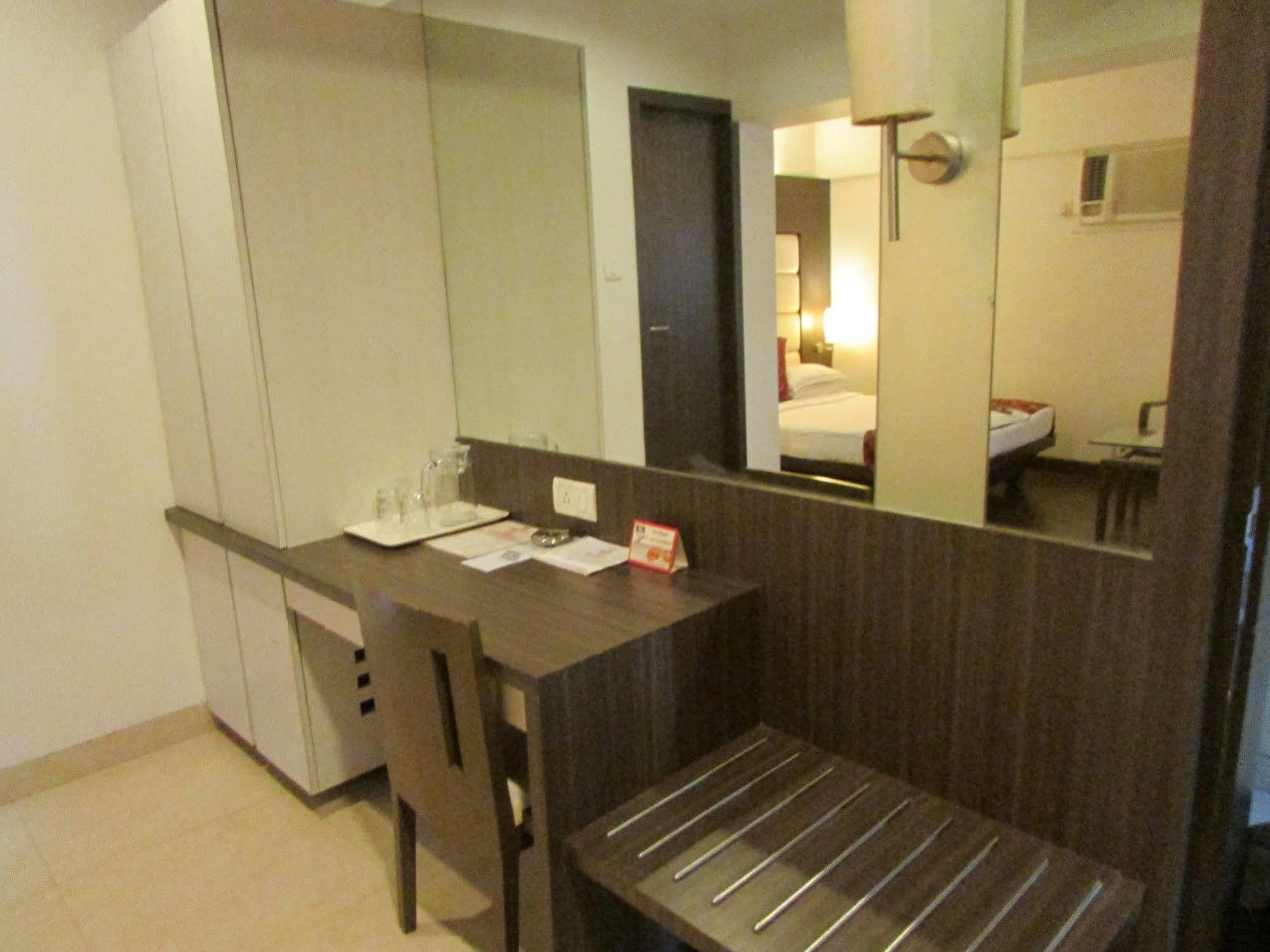 Hotel Mourya Residency Thane Eksteriør billede