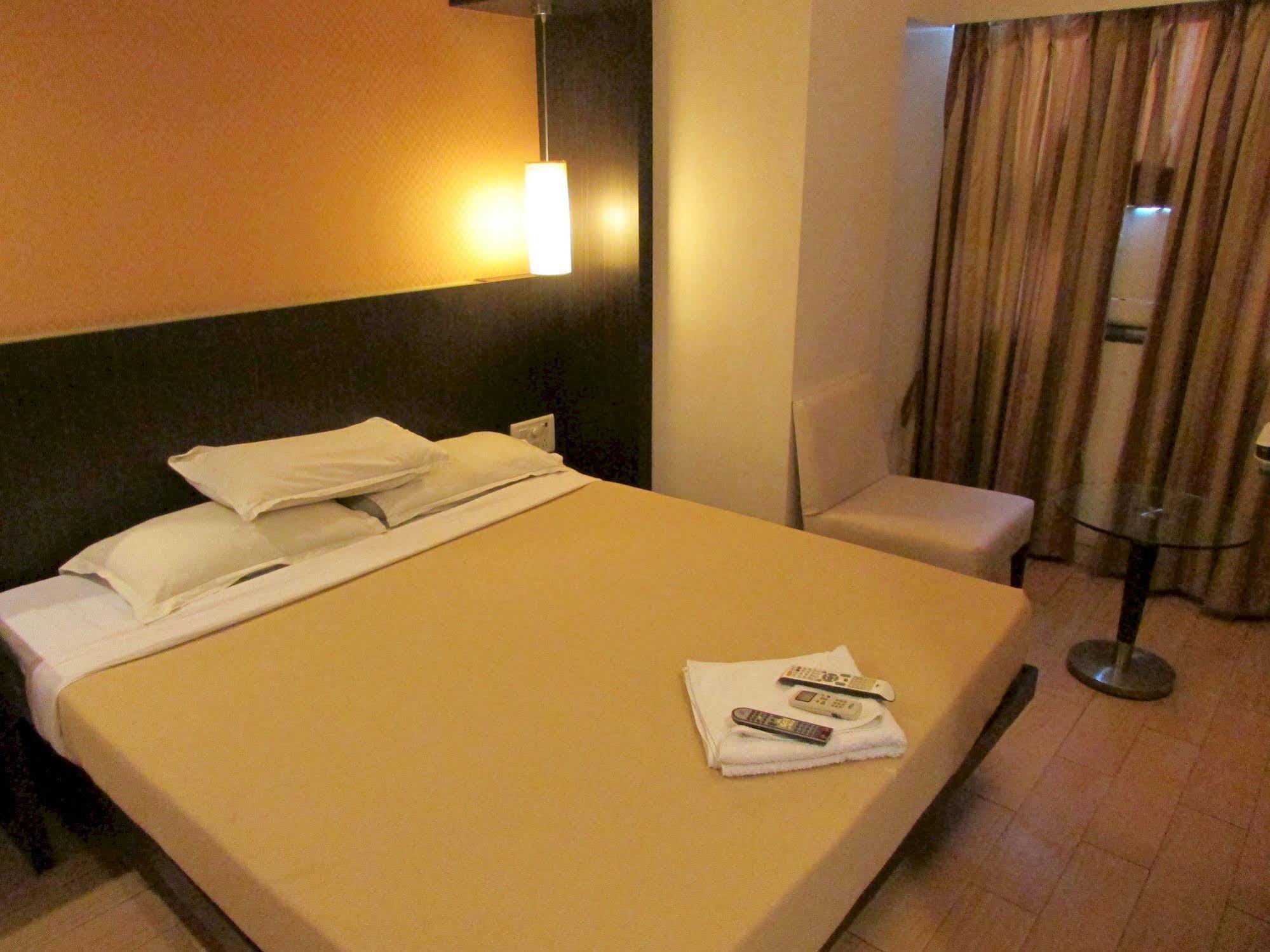 Hotel Mourya Residency Thane Eksteriør billede